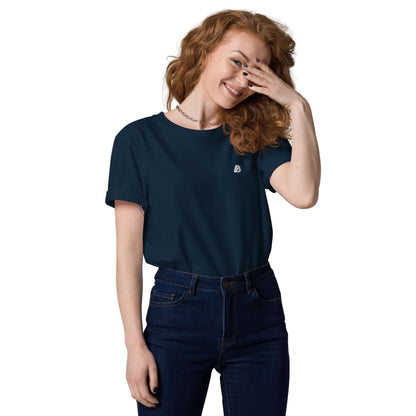 Model wearing Unisex-Bio-Baumwoll-T-Shirt N°2 in navy blue, made from 100% organic cotton, medium fit, eco-friendly fashion item.