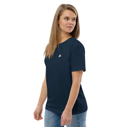 Model wearing Unisex-Bio-Baumwoll-T-Shirt N°2 in navy, showcasing eco-friendly organic cotton fabric and casual fit.