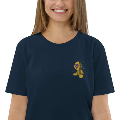 Woman wearing Unisex-Bio-Baumwoll-T-Shirt N°1 with small diver graphic on navy fabric, made from 100% organic cotton.