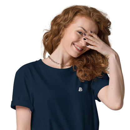 Woman wearing Unisex-Bio-Baumwoll-T-Shirt N°2, navy blue, made from 100% organic cotton, showcasing eco-friendly fashion.