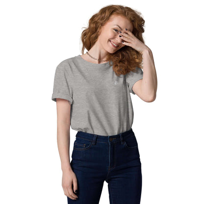 Person wearing Unisex-Bio-Baumwoll-T-Shirt N°2 in light gray, showcasing eco-friendly fashion and comfort.