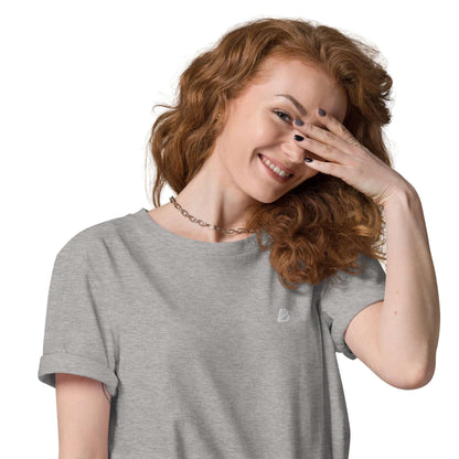 Person wearing the Unisex-Bio-Baumwoll-T-Shirt N°2 in light gray, made from 100% organic cotton, showing comfortable fit and style.