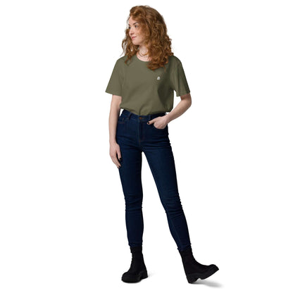 Person wearing Unisex-Bio-Baumwoll-T-Shirt N°2, 100% organic cotton, comfortable and eco-friendly, showcasing casual fashion style.