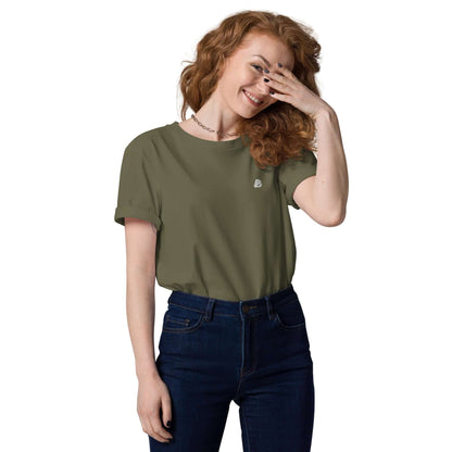 Person wearing Unisex-Bio-Baumwoll-T-Shirt N°2, khaki green, made from 100% organic cotton, showcasing eco-friendly fashion.