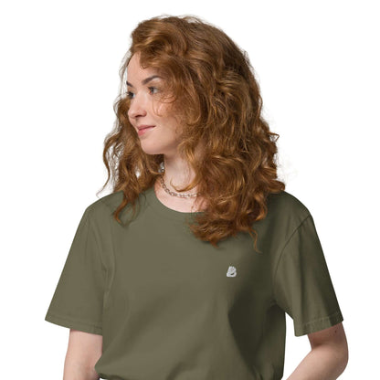 Model wearing Unisex-Bio-Baumwoll-T-Shirt N°2 in olive green, made from 100% organic cotton, showcasing eco-friendly fashion.