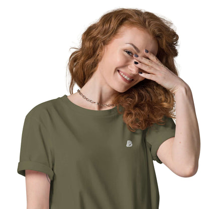 Person wearing Unisex-Bio-Baumwoll-T-Shirt N°2 in olive green