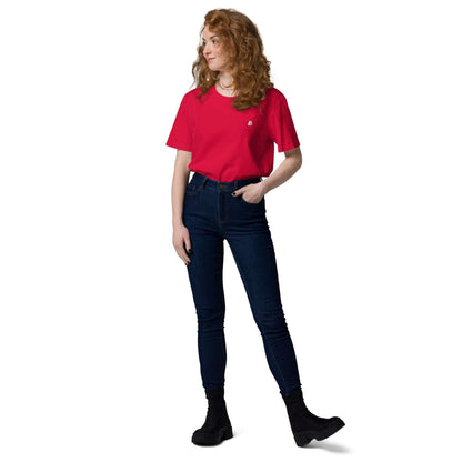 Model wearing red Unisex-Bio-Baumwoll-T-Shirt N°2 with denim jeans, showcasing eco-friendly fashion.