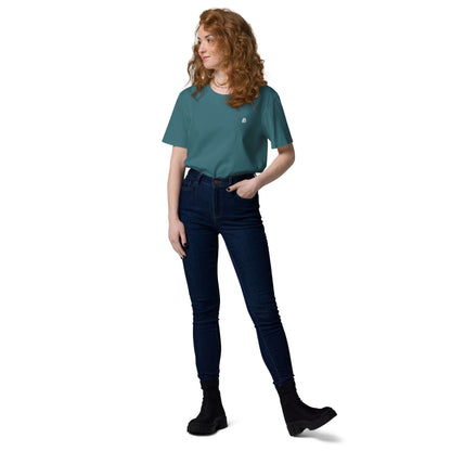 Woman wearing Unisex-Bio-Baumwoll-T-Shirt N°2 in comfortable blue jeans standing confidently.