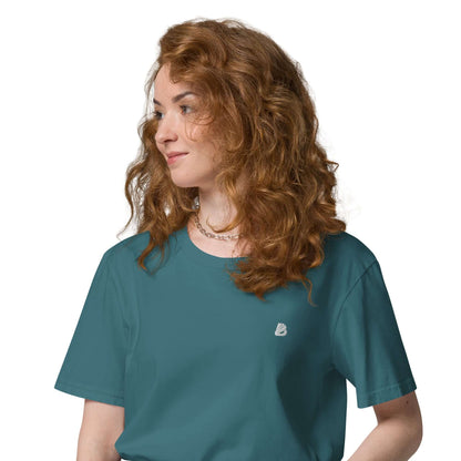 Person wearing Unisex-Bio-Baumwoll-T-Shirt N°2, 100% organic cotton, turquoise color, showcasing eco-friendly fashion.