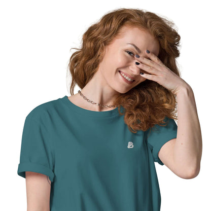 Smiling person wearing Unisex-Bio-Baumwoll-T-Shirt N°2 in teal color.