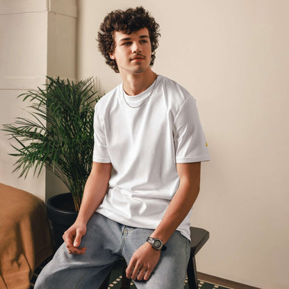 Model wearing white Unisex-Bio-Baumwoll-T-Shirt in casual setting