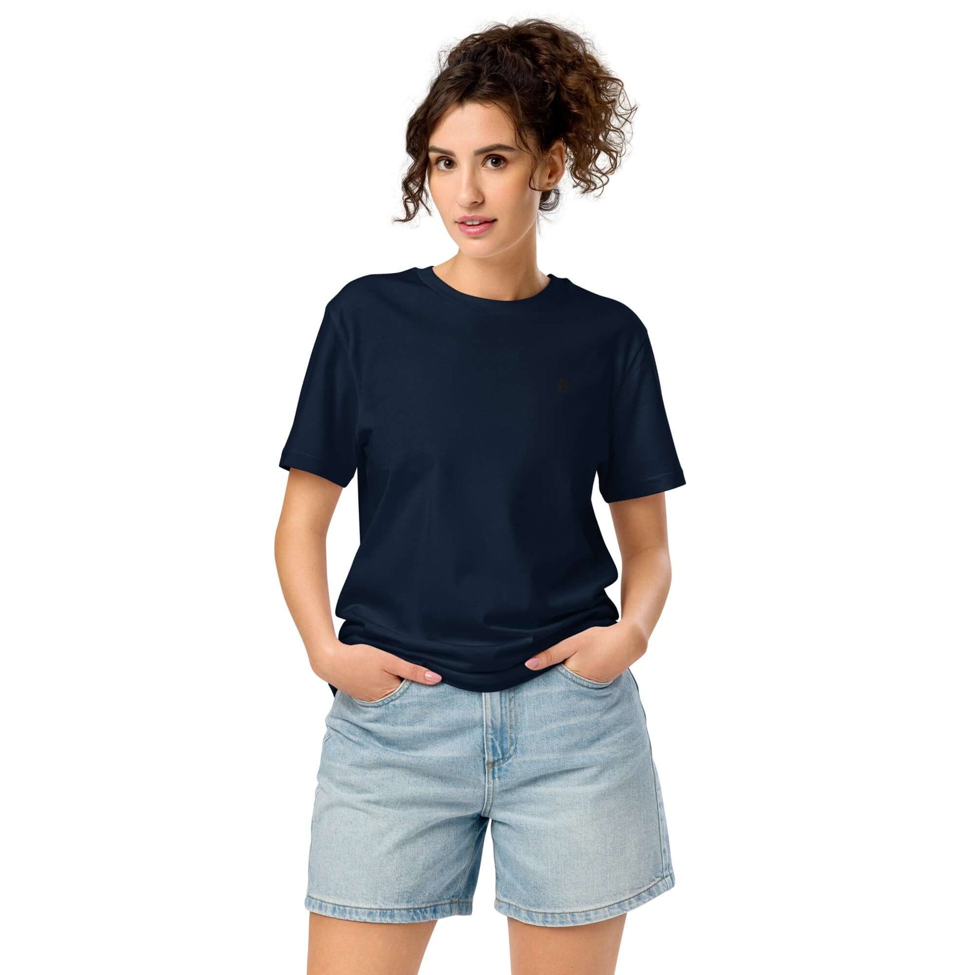 Dunkelblaues unisex Bio-T-Shirt aus 100% Baumwolle, getragen von einer Frau in Jeansshorts.