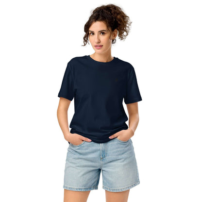 Mittelschweres Unisex Bio-T-Shirt in navy blue worn by a person, made from 100% organic cotton, soft and durable for transitional seasons.