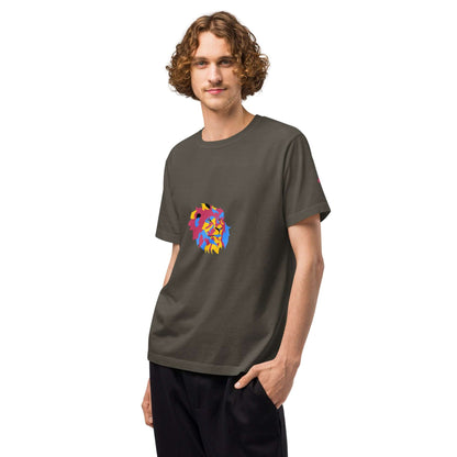 Model wearing an Oversized-Unisex-T-Shirt with a colorful lion design, featuring a vintage look and made of 100% cotton.