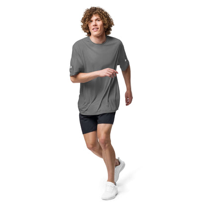 Person jogging in Unisex Performance T-Shirt mit Rundhalsausschnitt N°0, showcasing its comfort and versatility for athletic activities.