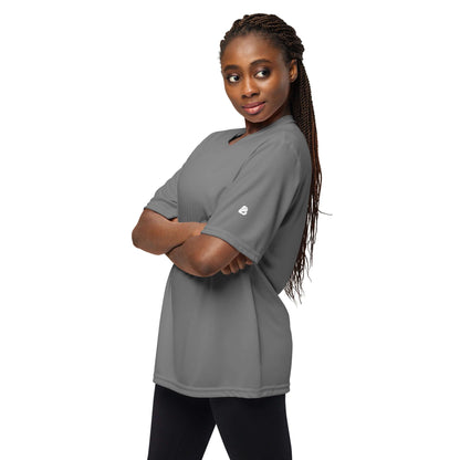Unisex Performance T-Shirt mit Rundhalsausschnitt N°0 worn by a model showcasing its comfortable fit and moisture-wicking fabric.