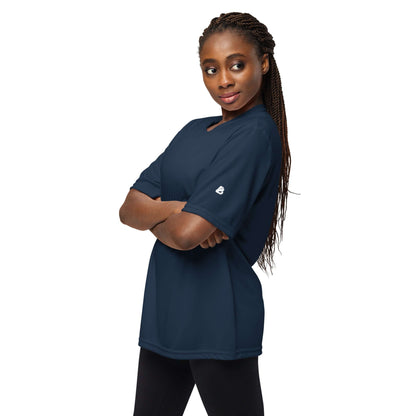 Unisex Performance T-Shirt mit Rundhalsausschnitt N°0 in Blau, getragen von Frau, ideal für Fitness und Sport, atmungsaktiv und geruchshemmend