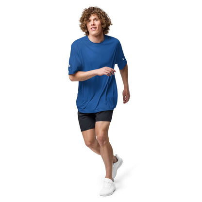 Person wearing blue Unisex Performance T-Shirt mit Rundhalsausschnitt N°0 while running, demonstrating active wear features.