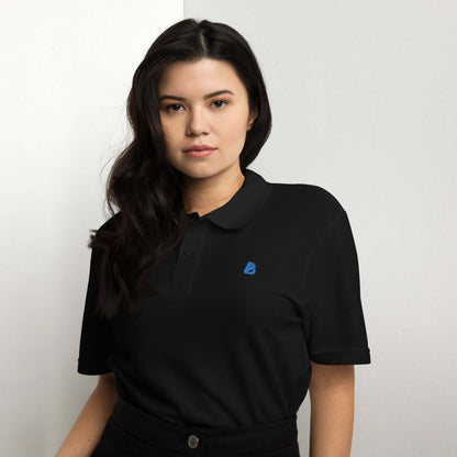 Woman wearing Unisex Piqué-Poloshirt N°0 in black, classic design, durable cotton, casual fit, versatile style.