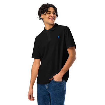 Person wearing Unisex Piqué-Poloshirt N°0 in black with a classic collar and relaxed fit.
