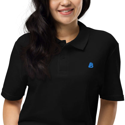 Person wearing black Unisex Piqué-Poloshirt N°0 with a blue logo, showcasing comfortable and versatile cotton fabric for all occasions.