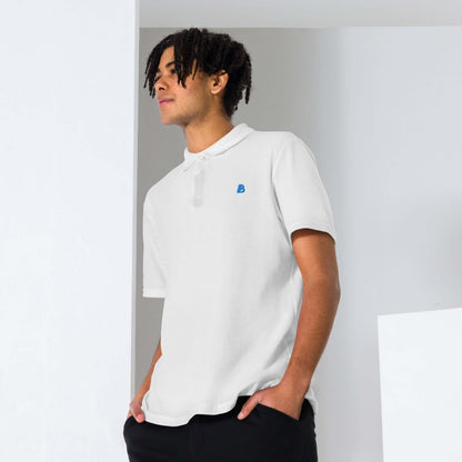 Model wearing Unisex Piqué-Poloshirt N°0 in white cotton, featuring a classic cut and durable material, suitable for various occasions.