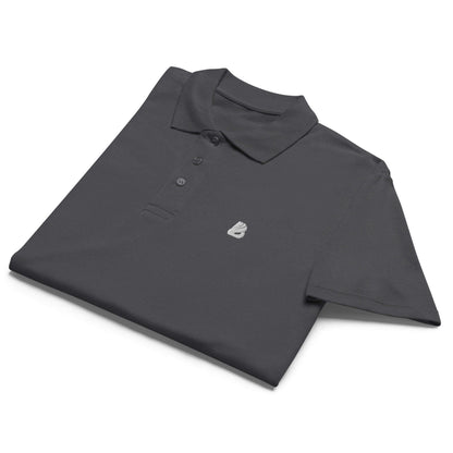 Premium-Piqué-Poloshirt N°0 in elegantem Schwarz mit geripptem Kragen und passender Knopfleiste aus weichem, dickem Stoff, gefaltet präsentiert.