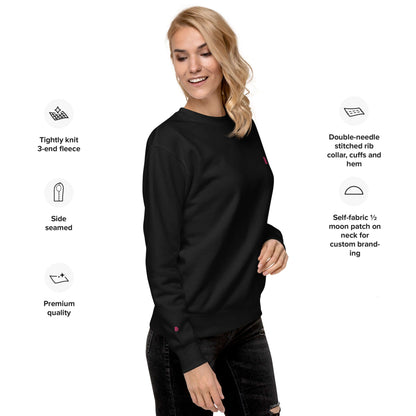 Model wearing Unisex-Premium-Pullover N°1 black sweatshirt with ribbed collar, long sleeves, soft fleece lining, ideal for streetwear.