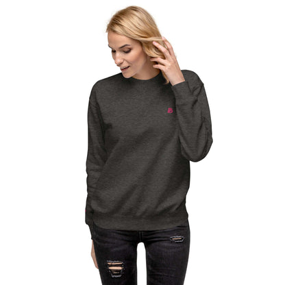 Woman wearing Unisex-Premium-Pullover N°1, charcoal color, showcasing ribbed crew neck and long sleeves, ideal for trendy streetwear style.