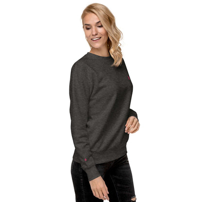 Woman wearing Unisex-Premium-Pullover N°1 in charcoal heather, showcasing its soft fleece lining and casual fit for streetwear style.