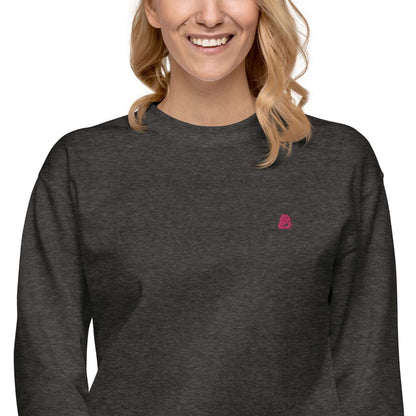 Woman wearing charcoal Unisex-Premium-Pullover N°1 with ribbed neckline, perfect for stylish streetwear.