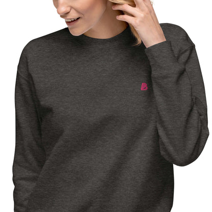 Woman wearing Unisex-Premium-Pullover N°1 with ribbed crew neck and long sleeves, ideal for a trendy streetwear look and everyday comfort.