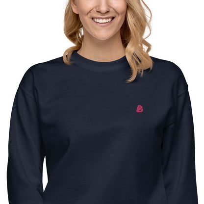 Unisex-Premium-Pullover N°1 in navy blue worn by a model showcasing the classic sweatshirt design with ribbed crew neckline.