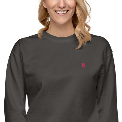 Woman wearing a Unisex-Premium-Pullover N°1 in charcoal heather with a ribbed crew neck and long sleeves for a trendy streetwear look.