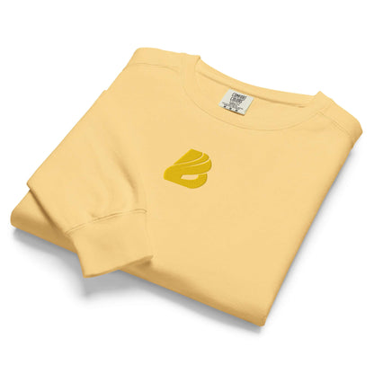 Unisex Pullover in soft yellow with vintage feel and relaxed fit, made of 80% ring-spun cotton and 20% polyester, folded neatly.
