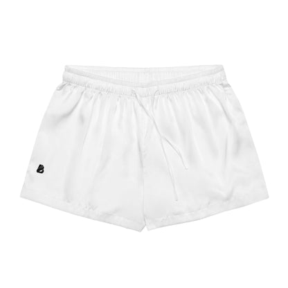 Weiße seidenweiche Pyjama-Shorts für Damen mit eleganten Paspeldetails, ideal zum Entspannen oder Netflixen.