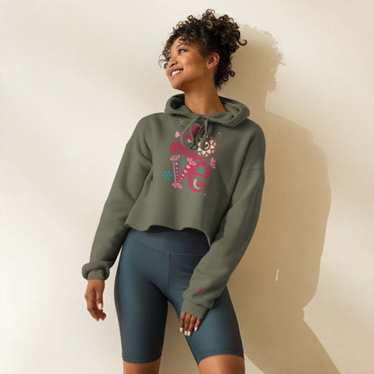 Frau trägt Crop-Hoodie mit modernem offenem Saum und passendem Design. Perfekt für trendy Garderobe. Baumwolle und Polyester-Mischung.