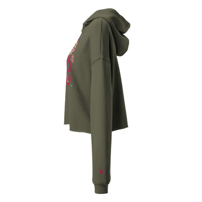 Seitenansicht Crop-Hoodie in Olivgrün mit offenem Saum und angepassten Kordelzügen, trendiger Look