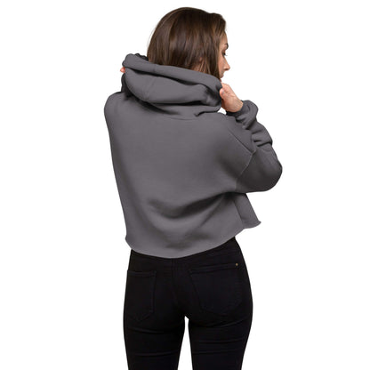 Rückansicht eines Modells im Crop-Hoodie mit offenem Saum, schwarzer Hose und Kapuze, hergestellt aus Baumwolle und Polyesterfleece.