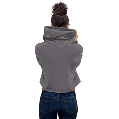 Rückansicht eines grauen Crop-Hoodies mit offener Saumfront, getragen von einer Person, die den Kapuzenstil betont.