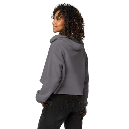 Rückansicht einer Frau in einem grauen Crop-Hoodie mit offenen Nähten und Kordelzügen, aus leichter Baumwolle und Polyesterfleece.