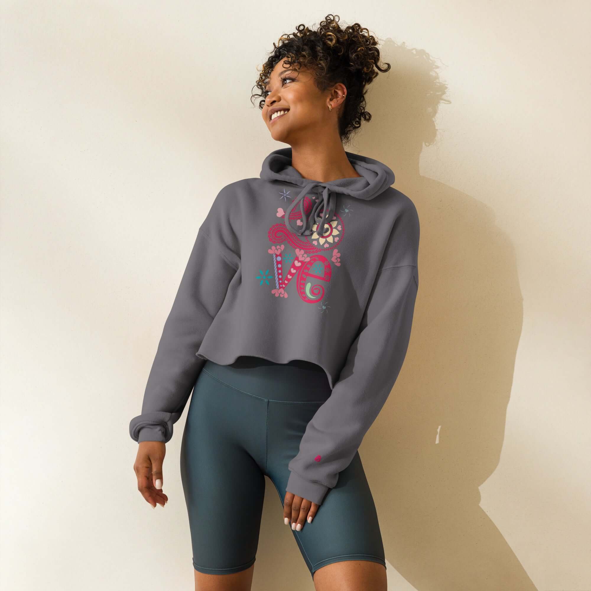 Frau trägt modischen Crop-Hoodie mit offenem Saum und passenden Kordelzügen, perfekte lässige Kleidung.