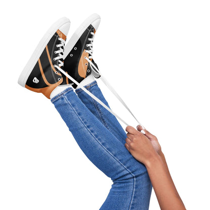 High-Top Leinenschuhe für Damen N°1 in black and tan, worn with blue jeans, showcasing stylish and breathable design.