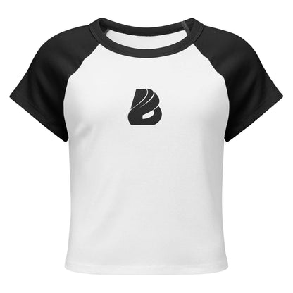 Kurz geschnittenes Feinripp-Raglan-T-Shirt für Damen in Weiß mit schwarzen Ärmeln, sportlich und vielseitig kombinierbares Design.