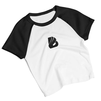 Kurz geschnittenes Feinripp-Raglan-T-Shirt für Damen in Weiß und Schwarz, sportliches Design mit modernem Baseball-Stil, vielseitig kombinierbar.