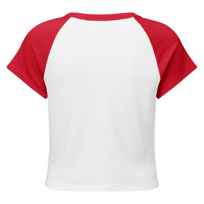 Kurz geschnittenes Feinripp-Raglan-T-Shirt für Damen in Weiß mit roten Ärmeln im modernen Baseball-Stil.