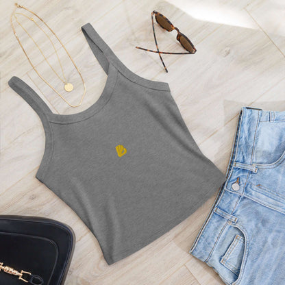 Damen Tanktop mit feiner Rippstruktur N°0 aus Airlume-Baumwolle, graue Farbgebung mit dicken Trägern, kombiniert mit Jeans und Accessoires.
