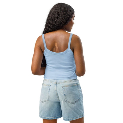 Woman wearing Damen Tanktop mit feiner Rippstruktur N°1 in light blue with denim shorts, showcasing back view.