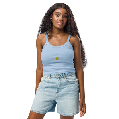 Frau trägt Damen Tanktop mit feiner Rippstruktur N°0 in Blau, kombiniert mit Jeansshorts für einen stylischen Look.