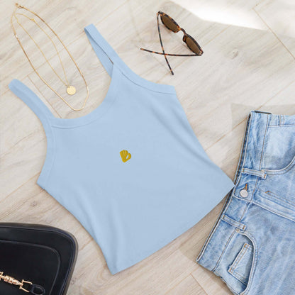 Damen Tanktop mit feiner Rippstruktur N°0 in Blau mit Jeans und Accessoires auf Holzuntergrund